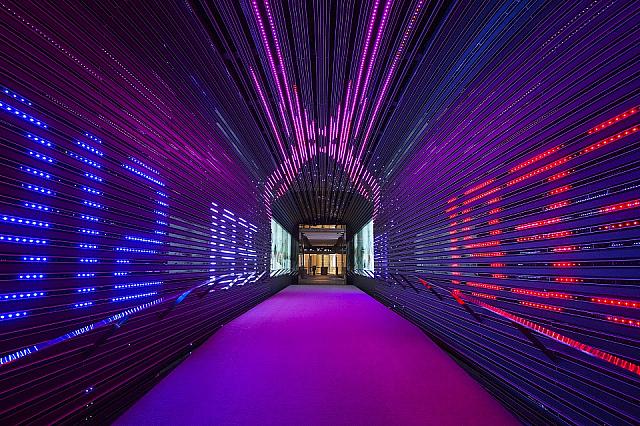 タイムトンネルのLEDウォール。