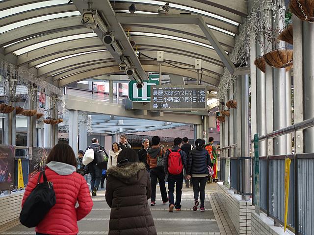 中を通り抜けてもそのまままっすく進みます。