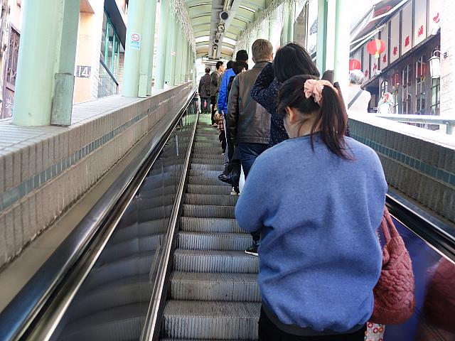 左側は急ぐ人のためにあけておきましょう。