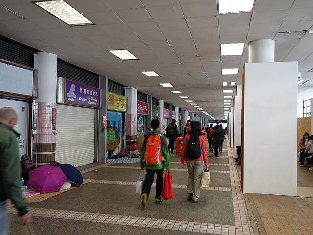 陸橋伝いに、旧・中環街市の中へ。