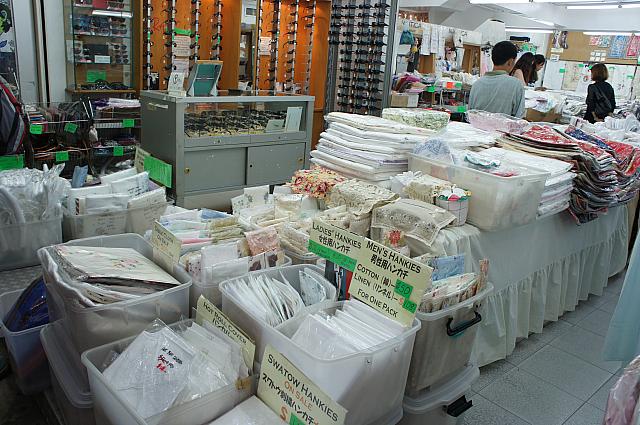 かわらしい刺繍を施したテーブルカバーやティッシュカバーなどのリネン製品が驚きの値段で売られています。ばらまき土産に最適。