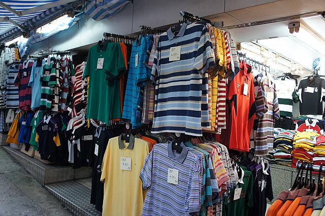 男性用カジュアルウェア。旅行中、奥さんや彼女の買い物に付き合わされ続ける男性もここでは主役。