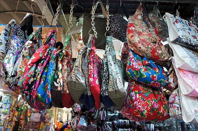 チャイナテイストの小物。香港各地で売られていますが、センスの良い小物が見つかります。