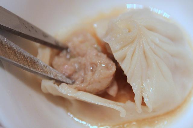 中は肉汁がたっぷり。外に逃がしてしまわないように気をつけて。