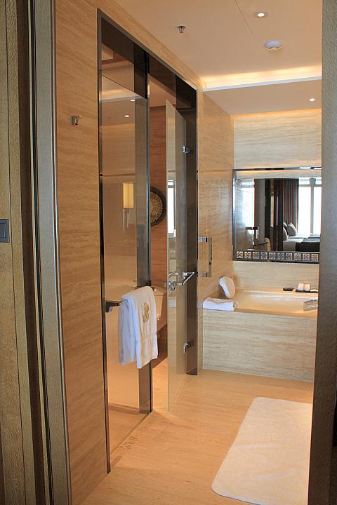 向かって左側に並んだシャワーブースとトイレ