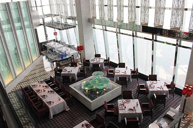 ロビーの吹き抜けから見下ろすと・・・