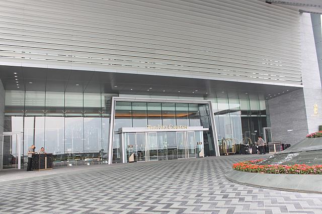 タクシーやバスでの到着エントランス