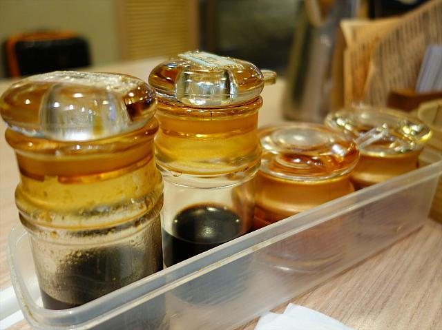 テーブルには醤油、ウスターソース、辡椒醤などの調味料があるのでご自由に。