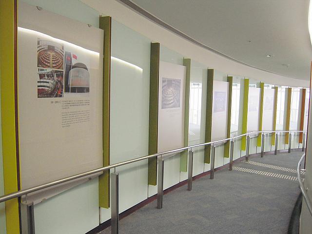 廊下の壁に展示
