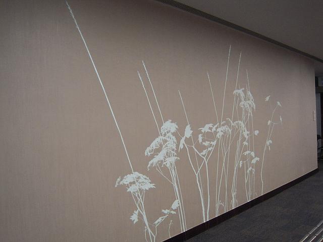 廊下でゆれる草花
