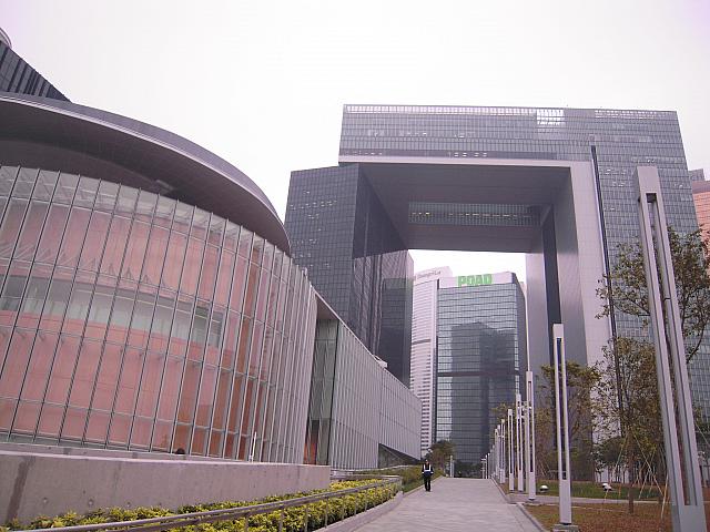 お隣同士で対照的なデザイン