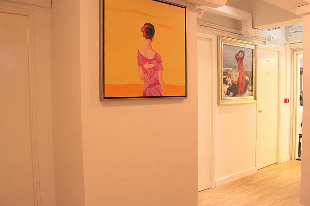 絵画が飾られている廊下