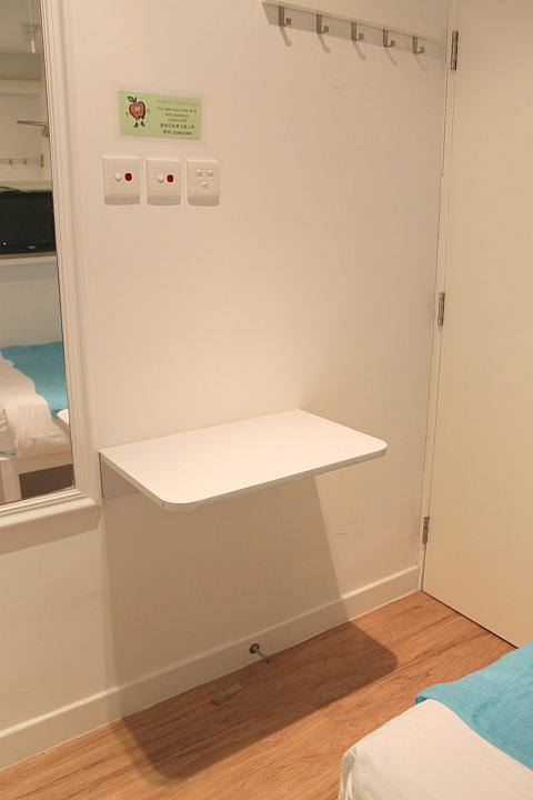 小さいテーブルは折りたたみ式