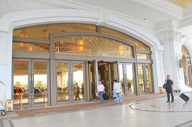 バスを降りたホテルの入り口