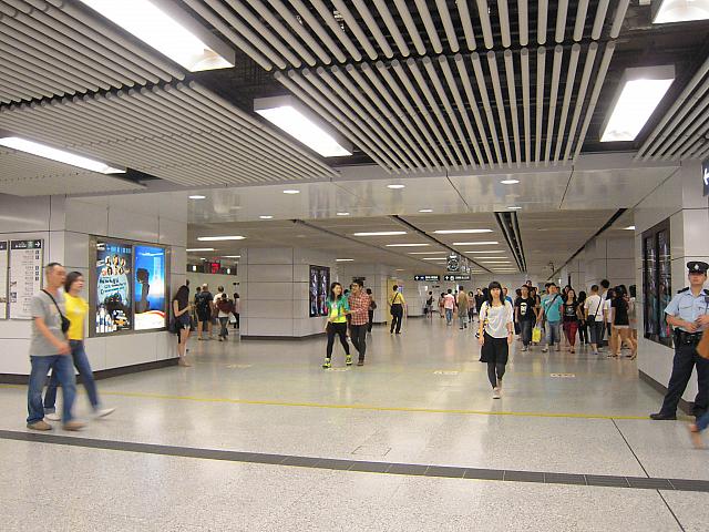 香港駅方面への入り口