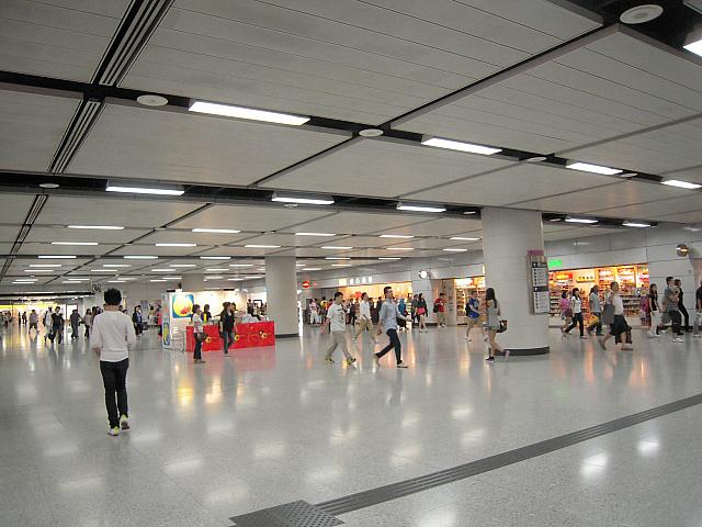 東涌綫とエアポートエキスプレスの駅へ分かれていきます。


