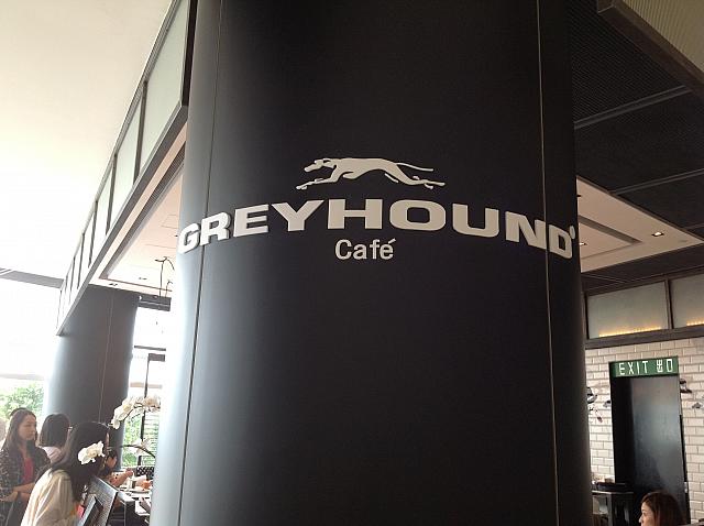 柱に大きく「GREYHOUND」の文字。こちらが目印です。