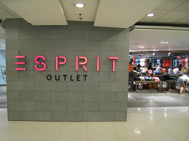 4. Esprit<BR>メンズ、レディースのカジュアルウェアを中心に、小物やアクセサリーも。
