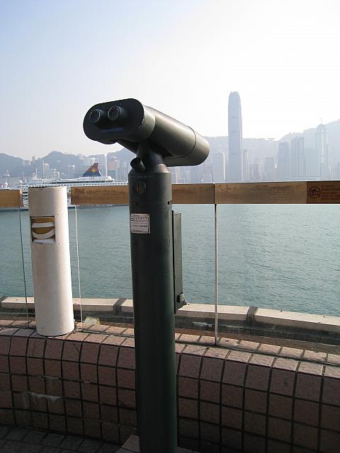 望遠鏡もありますよ。2ドル。