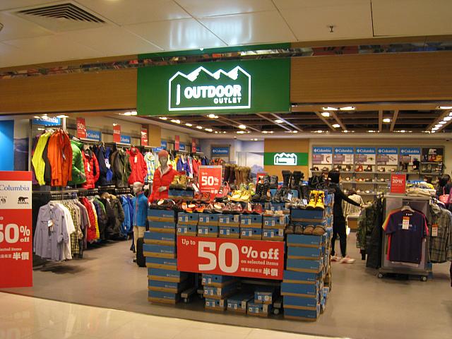 17. J Outdoor<BR>
各種アウトドアウェア、用品の専門店。