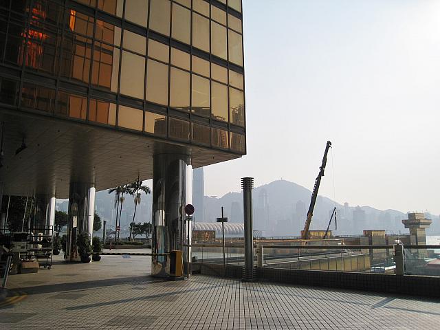 突き当たったら左に進みます。