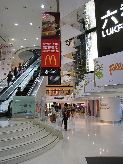 そのまままっすぐ進みます。