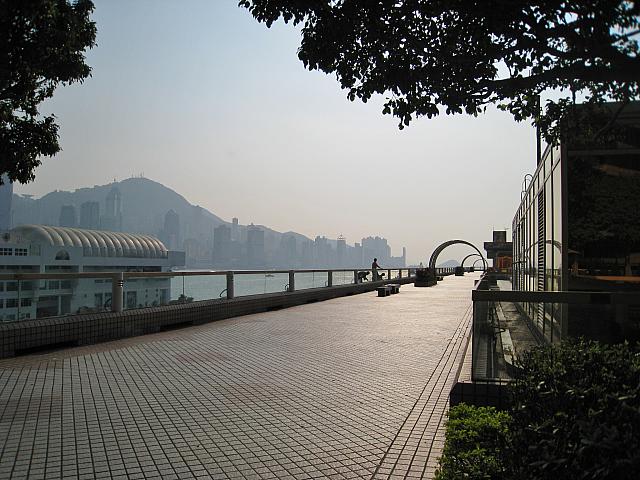 この歩道を進んで行ってくださいね。