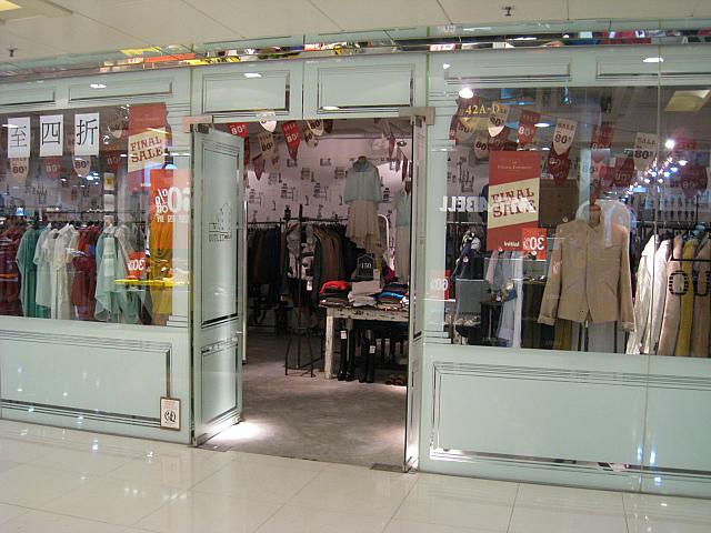 19. Initial<BR>ワンランク上のスマートカジュアルファッション。レディース、メンズともにあり。