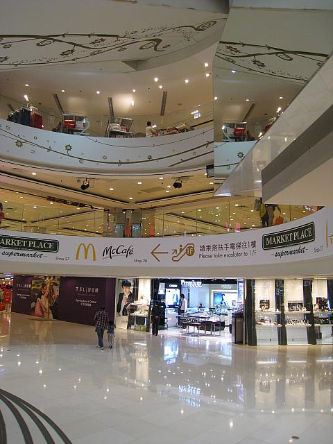 突き当りがインタウン・アウトレットのUG階。