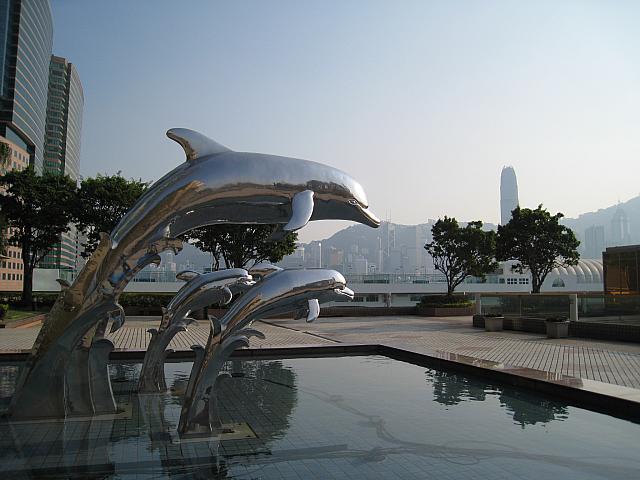 イルカのオブジェが広場の目印。