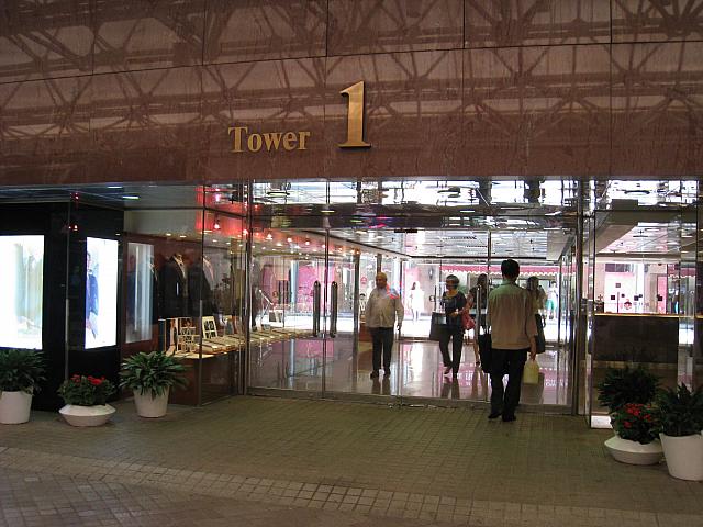 エレベーターを下りてすぐ左。ここを通り抜けると…