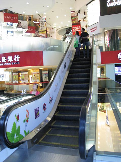 入り口を入ったら、向かって右にあるエスカレーターで上にのぼり…