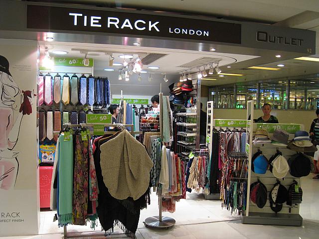 24. Tie Rack<BR>
一流ネクタイやスカーフなど。