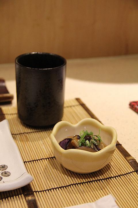 今日のお通しはなすの素揚げにあんかけ