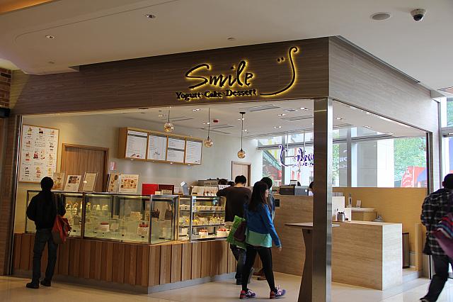 スカイガーデンに隣接するスマイル　ヨーグルトケーキ＆デザートSmile Yogurt Cake & Dessert。スカイガーデンに接した屋外席あり
