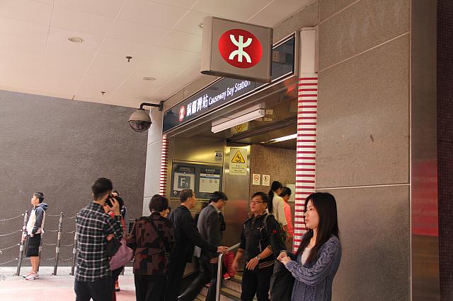 地上の目印ならMTRコーズウェイベイ駅F1より