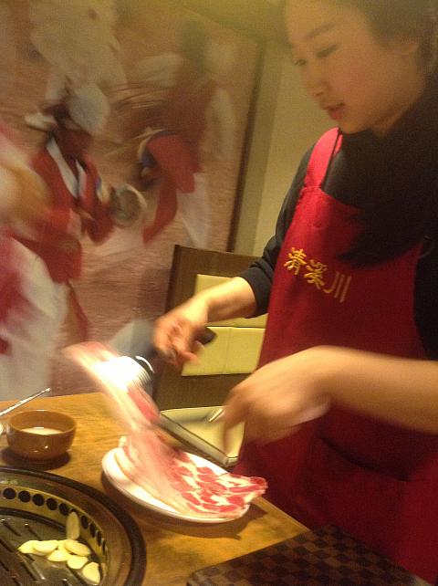 お姉さんがサーブしてくれます