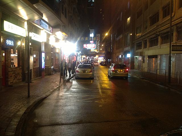 香港ならよくある細い道