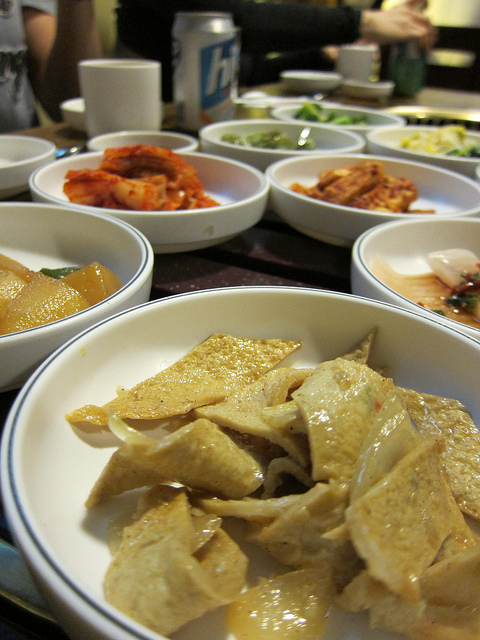どっさり並ぶ小皿料理。幸せ！