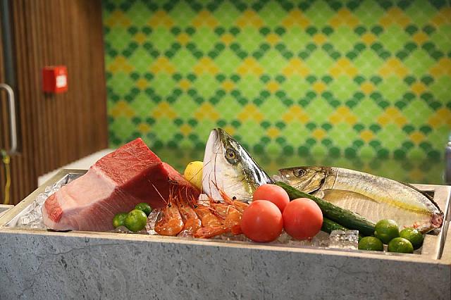 キッチンの手前にある食材のディスプレイ