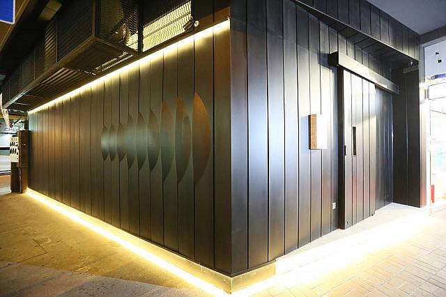 お店の外観。正しく黒塗りです。