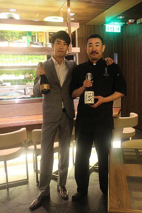 マネージャーのオスカーさん（左）と料理長の伊藤さん（右）