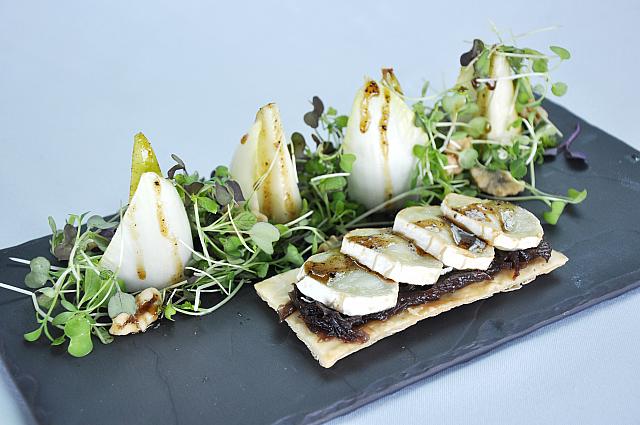 Warm goat cheese tartは前菜とは思えない盛り付け方です