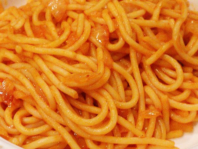 麺は太めで柔らかい