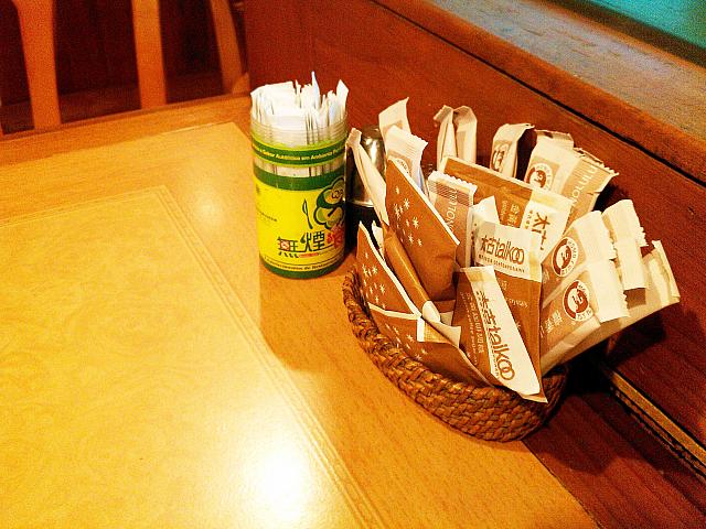 テーブルに置かれた砂糖など