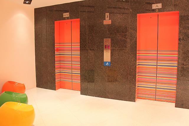 エレベータのドアもカラフル