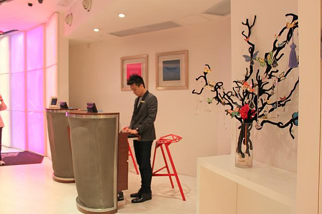 おしゃれなチャックインカウンター