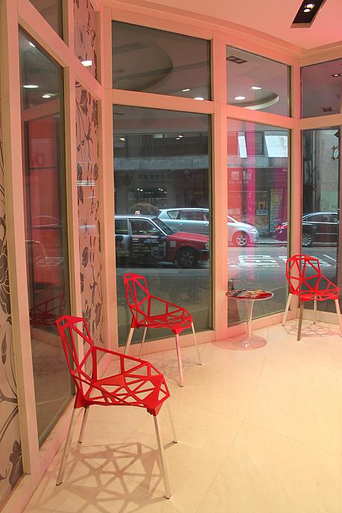 ロビーのイスもポップ