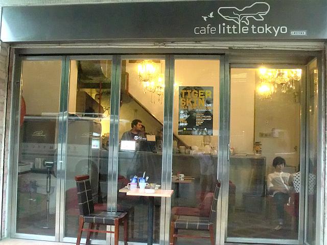 オープンカフェの席