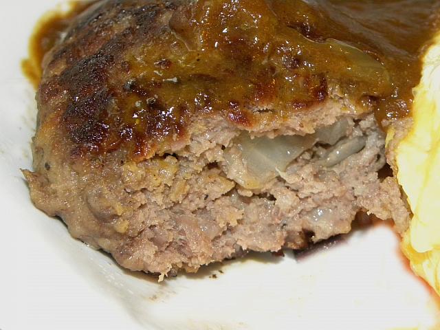 ハンバーグもジューシーです